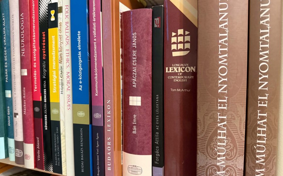 Monográfiák és lexikonok a polcon