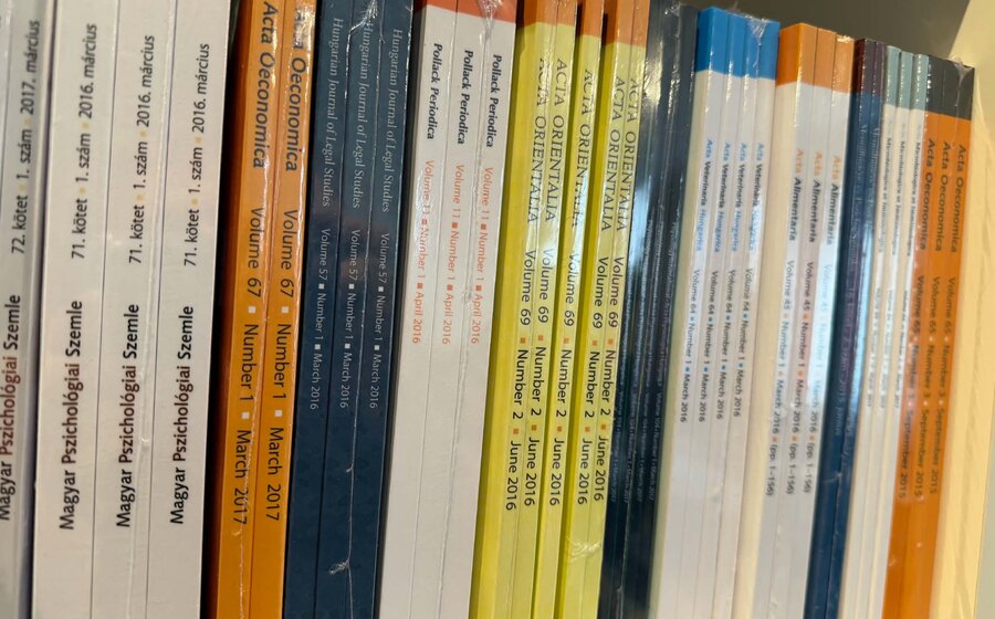Tudományos szakfolyóiratok lapszámai a polcon